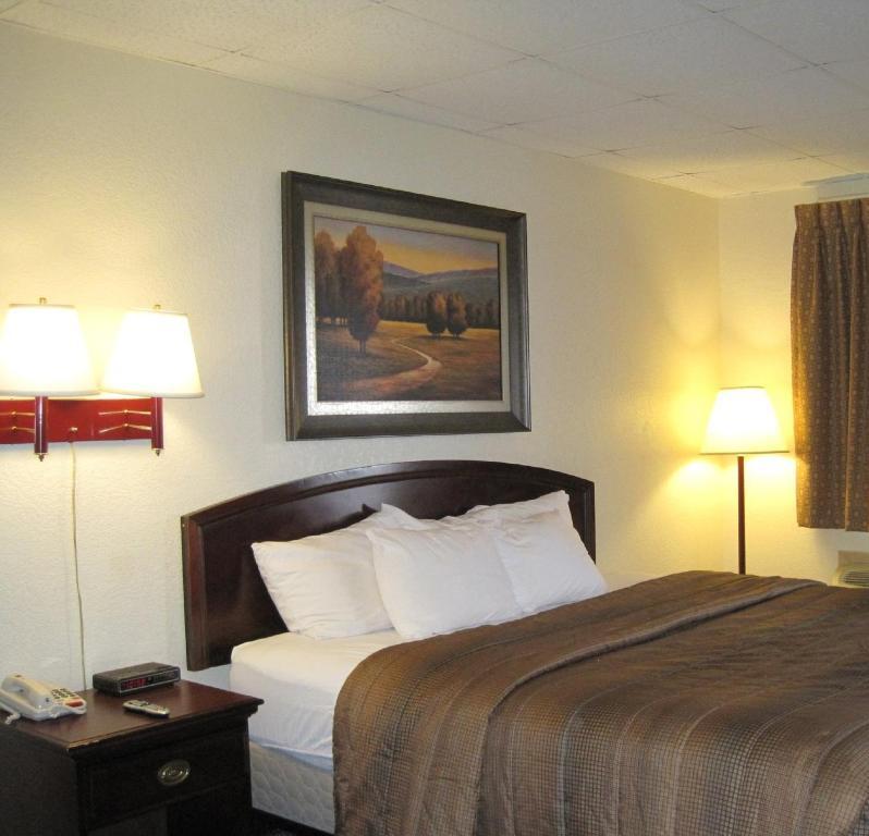 Liberty Lodge Saint Robert Room photo
