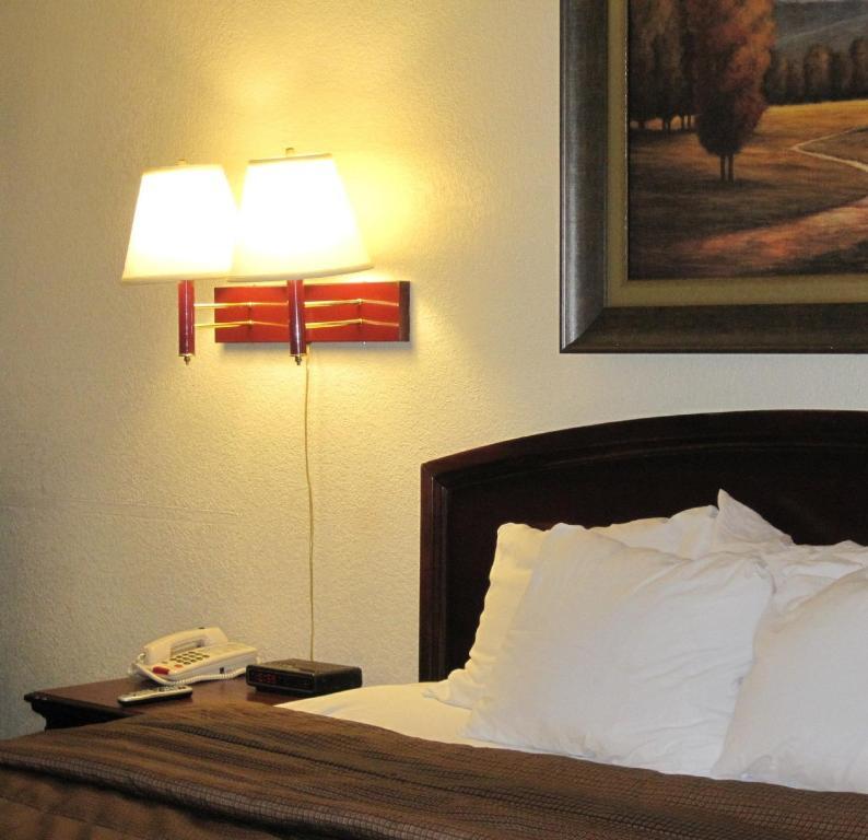 Liberty Lodge Saint Robert Room photo