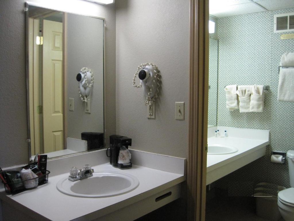 Liberty Lodge Saint Robert Room photo
